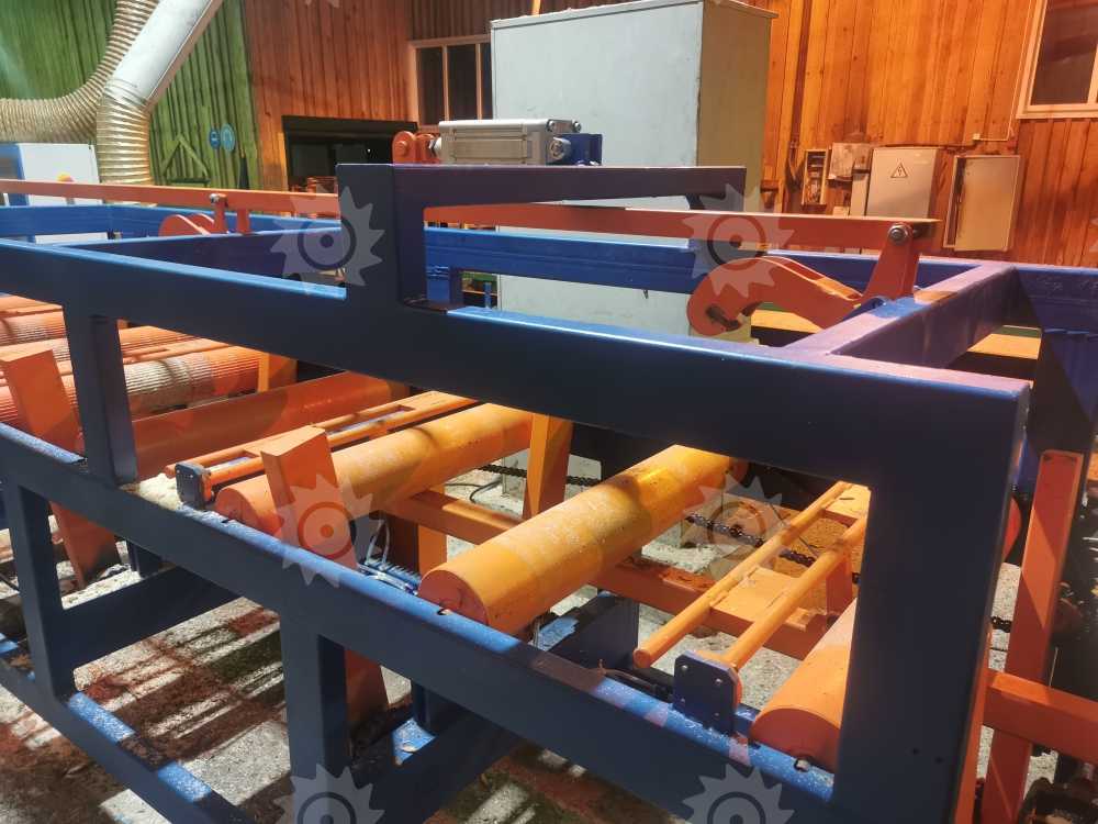 Приводной рольганг с центрователем