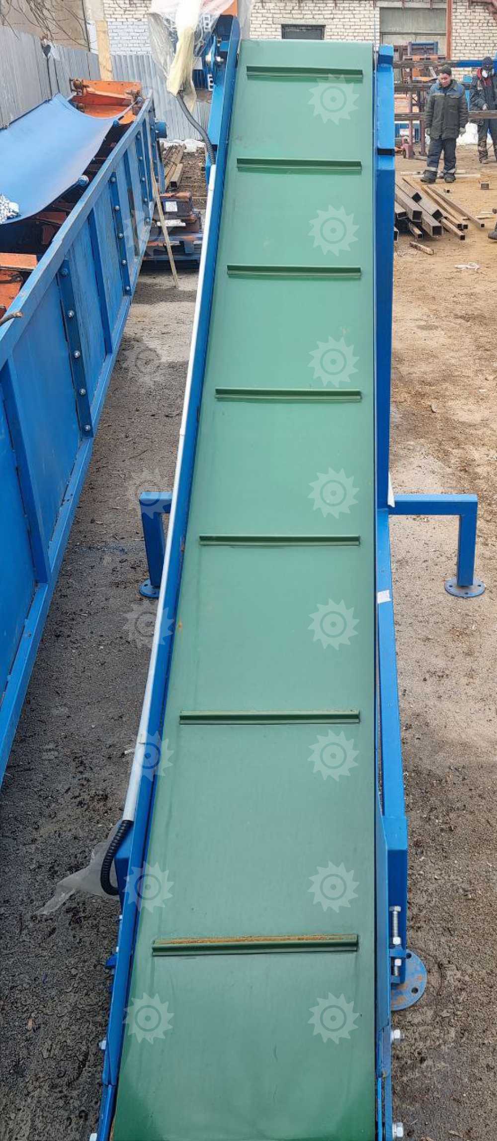 Конвейер ленточный наклонный для отвода пиломатериала